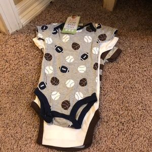 NWT 3 pk bodysuits